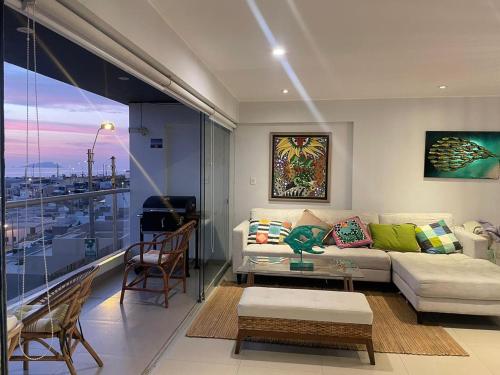 a living room with a couch and a table at Apartamento Playa Señoritas in Punta Hermosa