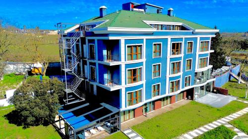 - une vue sur un grand bâtiment bleu dans l'établissement Green Roof Boutique Hotel & Spa, à Terkos
