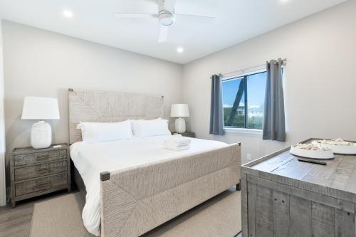 Un dormitorio con una cama grande y una ventana en Paradise Palms, Renovated 30A Gulf Front Condo, Sleeps 6, Private Beach Access & 2 Bikes, en Seagrove Beach