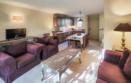 un salon avec des canapés et une table dans l'établissement Nice Home In Saint-Laurent-De-La-Cabrerisse, à Saint-Laurent-de-la-Cabrerisse