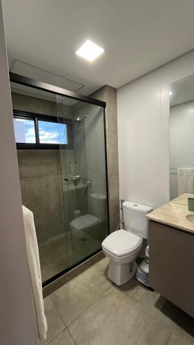 Un baño con inodoro y ducha de cristal. en Las Lomas, a 5min de Paseo La Galería!, en Asunción