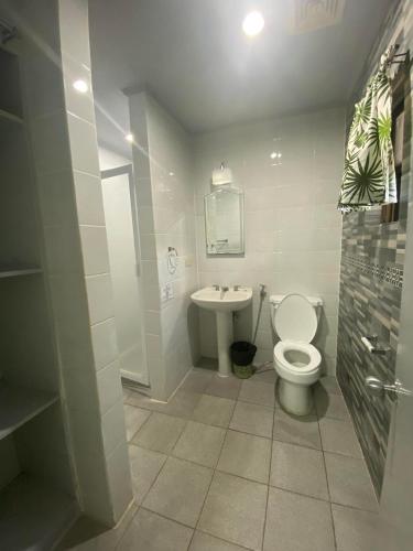 Ένα μπάνιο στο Forest View Leisure Residences