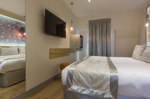 Un ou plusieurs lits dans un hébergement de l'établissement Hotel Les Bulles De Paris