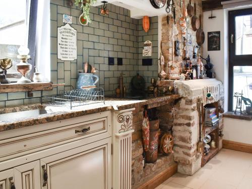 eine Küche mit einer Spüle und einer Arbeitsplatte in der Unterkunft Bramley Cottage in Langley