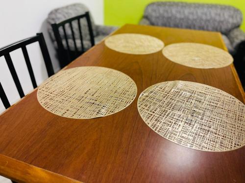 una mesa de madera con círculos de papel. en departamentos Santino en Tinogasta