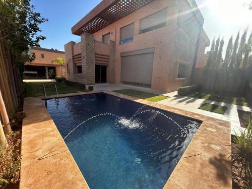 - une piscine en face d'une maison dans l'établissement Villa djelloul, à Marrakech