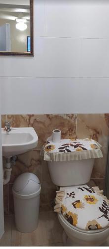 a bathroom with a toilet and a sink at Casa hotel apartamento in Santiago de los Caballeros