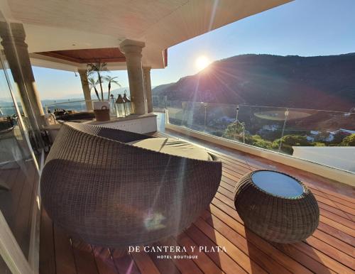 uma rede de descanso num deque com vista para o oceano em De Cantera Y Plata Hotel Boutique em Taxco de Alarcón