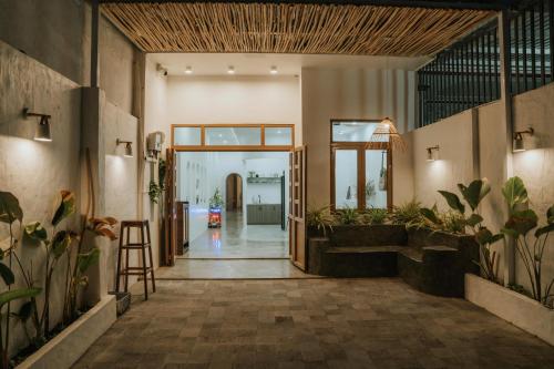 otwarty korytarz z kwiatami i drzwiami w obiekcie Nagi cottage w mieście Kinh Dinh
