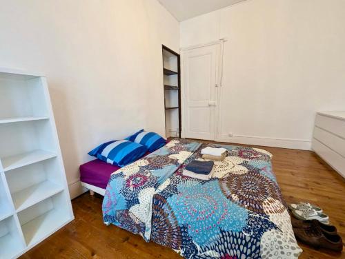 グルノーブルにある*Très beau T2 en plein Hypercentreのベッドルーム(ベッド1台、本棚付)