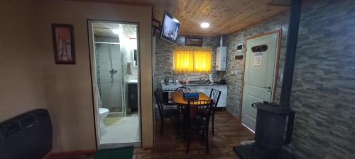 een keuken en eetkamer met een tafel in een kamer bij alojamientos CM in Tolhuin