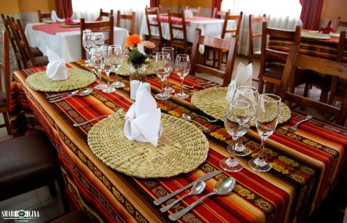 a long table with plates and glasses and napkins at Hotel San Andrés in San Andrés