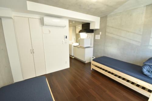 a small room with a bunk bed and a kitchen at Enzo iogi in Tokyo