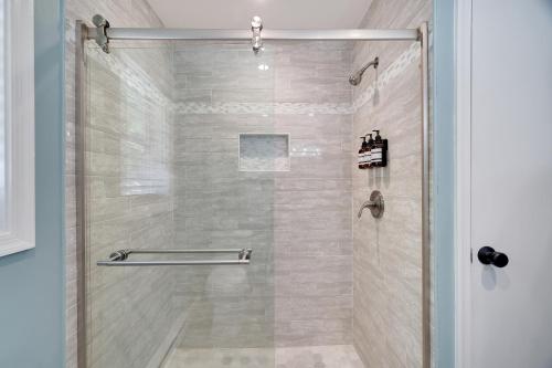 bagno con doccia e porta in vetro di SummitTerrace Comfy Getaway-Centralized Location a East Stroudsburg