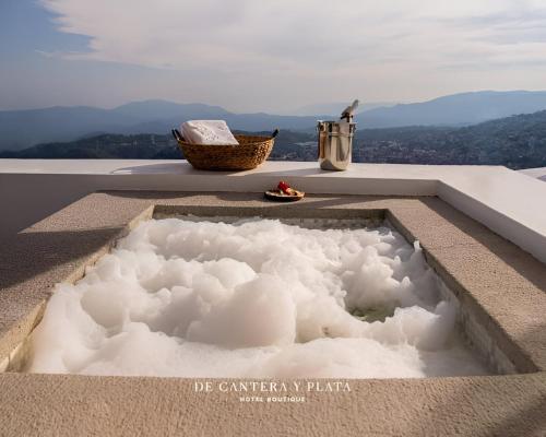 une baignoire remplie de nuages au-dessus d'un bâtiment dans l'établissement De Cantera Y Plata Hotel Boutique, à Taxco
