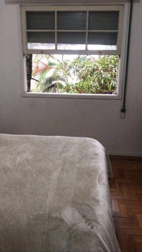 Ein Bett oder Betten in einem Zimmer der Unterkunft Quarto, em apartamento retrô na Vila Mariana
