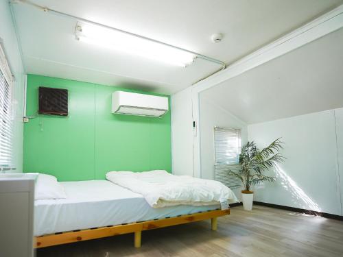 Katil atau katil-katil dalam bilik di BULLsキャンプ 富士の麓 自然に囲まれたペットと泊まれるゲストハウス Guesthouse with pets at the foot of World Heritage Mt Fuji