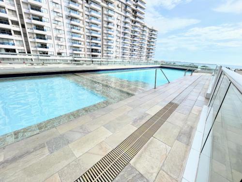 una piscina en la azotea de un edificio en Apartamento con vista al mar en Santa Marta, en Santa Marta