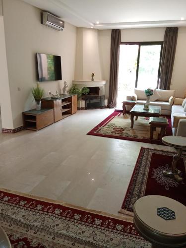 TV a/nebo společenská místnost v ubytování Villa nova Marrakech