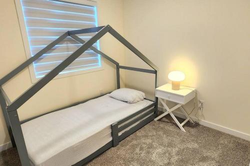 Un pat sau paturi într-o cameră la Modern entire 3 bedroom home in downtown Edmonton