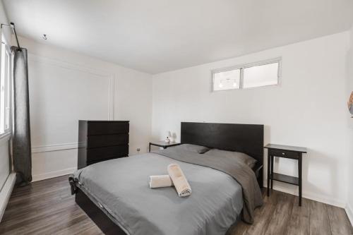 - une chambre avec un lit et une serviette dans l'établissement 2 bedroom apartment in Lasalle - 72A, à Montréal