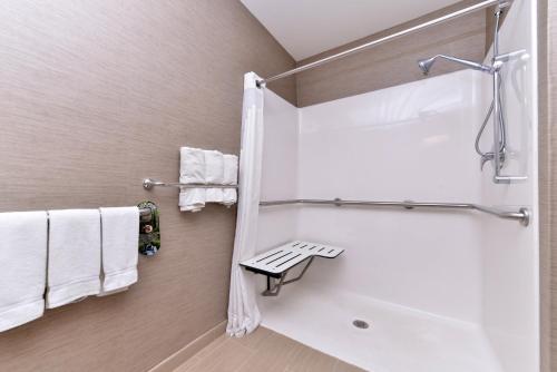 Ένα μπάνιο στο Holiday Inn Express Hotel & Suites St. Louis West-O'Fallon by IHG