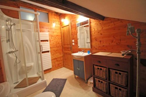 een badkamer met een douche en een wastafel bij Fonbanoux in Flavignac