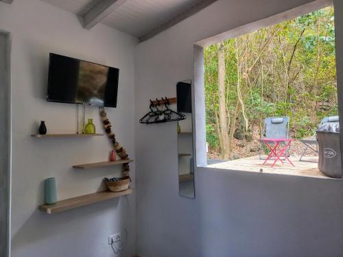 TV a/nebo společenská místnost v ubytování Tropi Kay' Location - Bungalow avec jacuzzi