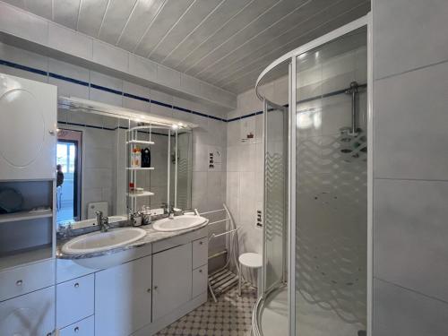 Ванна кімната в Appartement La Bernerie-en-Retz, 2 pièces, 4 personnes - FR-1-612-133