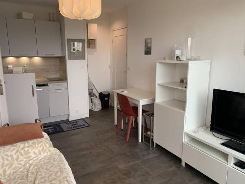 Photo de la galerie de l'établissement Appartement cosy à Cabourg avec vélos, balcon et parking privé pour 4 pers - FR-1-465-107, à Cabourg