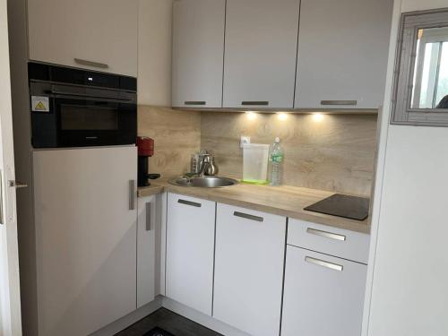 Photo de la galerie de l'établissement Appartement cosy à Cabourg avec vélos, balcon et parking privé pour 4 pers - FR-1-465-107, à Cabourg