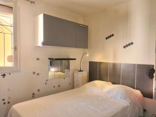 une chambre avec un lit et un miroir dans l'établissement Appartement T2 avec Loggia à 500m du Port et Proche Plage - Cap d'Agde - FR-1-249-405, au Cap d'Agde