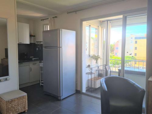 - un réfrigérateur blanc dans la cuisine avec balcon dans l'établissement Appartement T2 avec Loggia à 500m du Port et Proche Plage - Cap d'Agde - FR-1-249-405, au Cap d'Agde