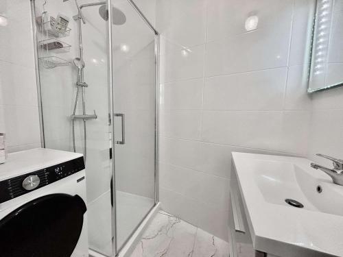 une salle de bain avec une douche, des toilettes et un lavabo dans l'établissement Sainte-Maxime Appt 2 pièces, centre-ville, 4 pers, proche plage - FR-1-226-543, à Sainte-Maxime