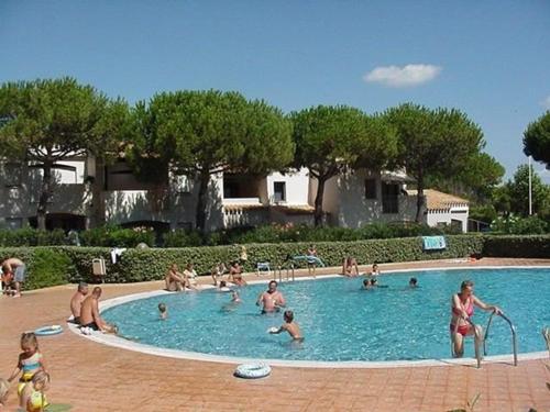 un groupe de personnes dans une piscine dans l'établissement Appartement T2 pour 4 pers, avec piscine, tennis, parking et terrasse, à 400m de la plage - FR-1-607-190, au Cap d'Agde