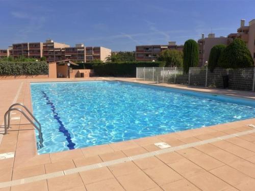 - une grande piscine bleue au-dessus d'un bâtiment dans l'établissement Studio avec coin nuit, accès plage direct, piscine et tennis - 4 couchages - Bormes-les-Mimosas - FR-1-251-795, à Bormes-les-Mimosas