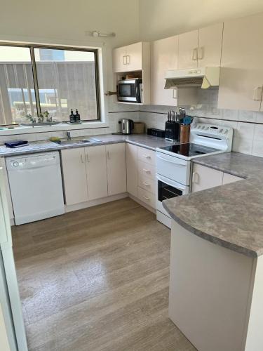Una cocina o zona de cocina en Life's A Beach