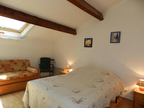 um quarto com uma cama, um sofá e uma janela em Appartement Le Lavandou, 4 pièces, 6 personnes - FR-1-251-805 em Le Lavandou
