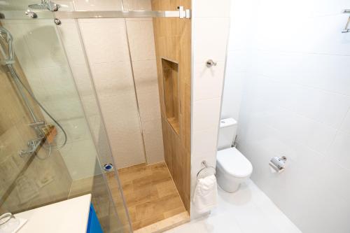uma casa de banho com um chuveiro e um WC. em Seagull Beachfront Boutique Hotel em Batumi
