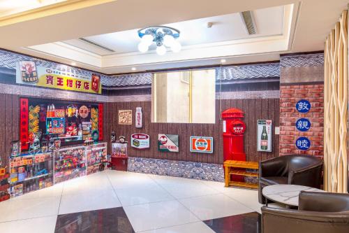 un restaurante con un poste rojo en la pared en 柜富賓王旅店-台北館 Giant Rich King Plaza Hotel en Taipéi