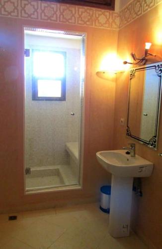 Un baño de Luxury 4 Suite Villa with Pool & 2 Large Lounges