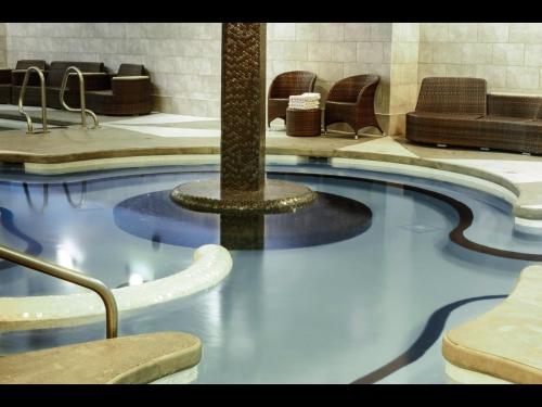 una piscina con sillas y un poste en un edificio en Luxury Resort 2BR/2Bath Sleeps 6, en Canmore
