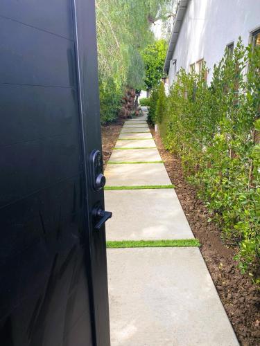 ロサンゼルスにあるGuest house with private entry and large poolの通路に通じるドア