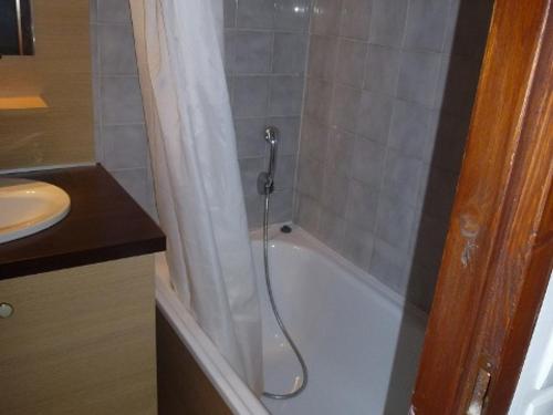 bagno con doccia, vasca e lavandino di Studio Brides-les-Bains, 1 pièce, 4 personnes - FR-1-512-280 a Brides-les-Bains