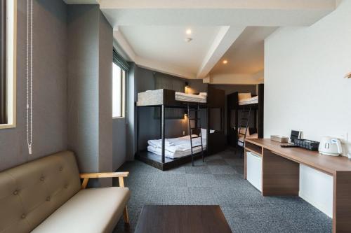 大阪市にあるどやねん ホテルズ バクロの二段ベッドとデスクが備わるドミトリールームです。