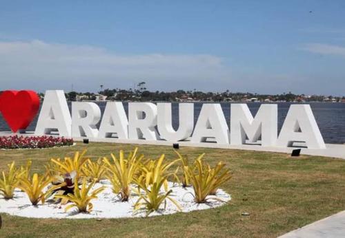 Wielki znak z napisem arammana przed wodą w obiekcie CASA DE PRAIA COM A MELHOR LOCALIZAÇÃO de ARARUAMA! w mieście Araruama