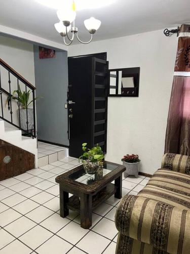 - un salon avec un canapé et une table dans l'établissement Caza en zona residencial, à Uruapan del Progreso