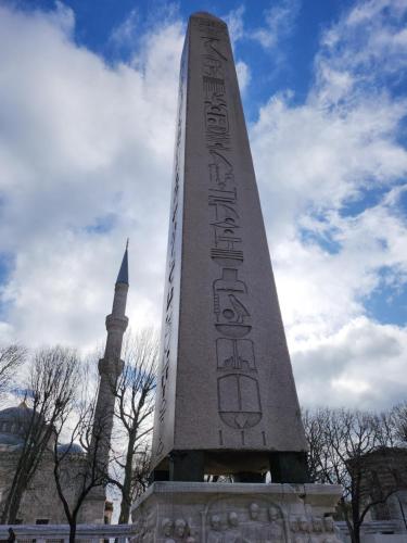 a tall monument with a mosque in the background at SEDE in Mutlangen