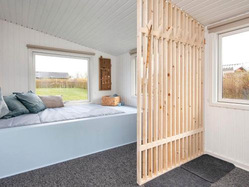 Habitación con sofá y ventana en 6 person holiday home in Haderslev-By Traum, en Haderslev