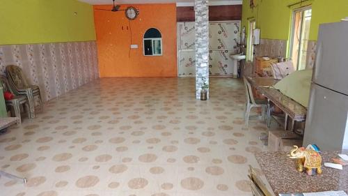 Cette chambre comprend une cuisine et une salle à manger. dans l'établissement Hotel Sun Plaza Near Konark Sun Temple & Couple Friendly, à Konârak